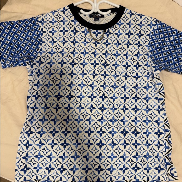 Louis Vuitton Tshirt - Picture 1 of 3